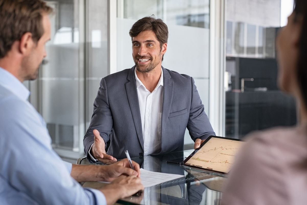 Pourquoi votre conseiller bancaire change-t-il tout le temps ? Enfin une vraie réponse !